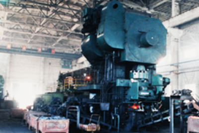 3月24日，世界第一臺德國奧姆卡4000噸熱模鍛生產(chǎn)線在山推總廠熱模鍛車間安裝調試。