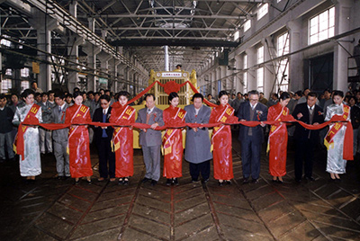 山推股份公司舉行山推牌TY220推土機5000臺下線慶典活動。