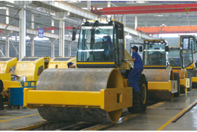 2002年2月，由履帶廠開發(fā)研制的YZ18液壓振動壓路機，順利下線。