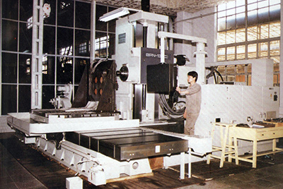 BPN-13B(R4)數(shù)控臥式加工中心。廠房擴建加大，設備填平補齊，增加精、大、稀設備，新上生產(chǎn)線，提高企業(yè)裝備素質，使山推廠成為名副其實的大馬力推土機生產(chǎn)廠。