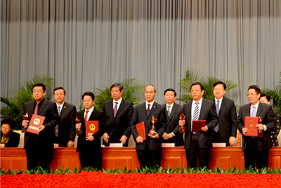 會上對獲得“省長質量獎”的企業(yè)和個人進行了表彰，山推股份位居榜首，公司董事長張秀文從省長姜大明手中接過了代表山東質量管理最高榮譽的“金拇指”獎杯。